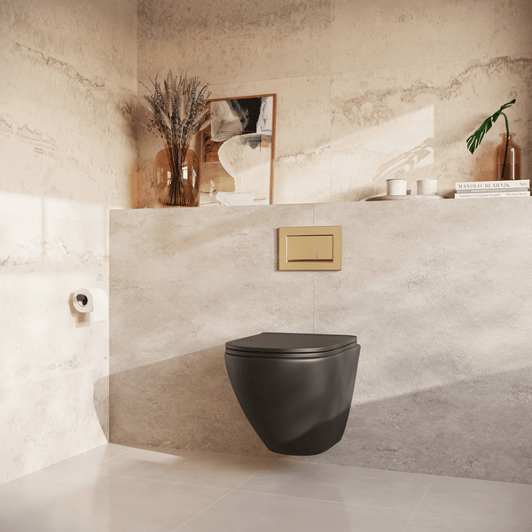 Modernes Badezimmer mit wandhängendem WC, goldener Betätigungsplatte und beige gefliesten Wänden in Steinoptik, ergänzt durch dekorative Elemente.