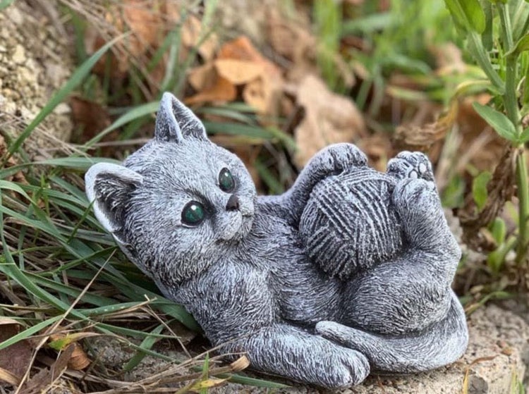Gartenfigur Katze spielend mit Wollknäuel aus Kunststein als Dekoration für den Außenbereich