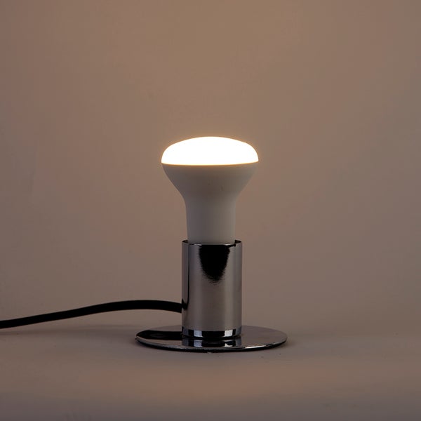 Tischleuchte mit LED-Leuchtmittel und verchromtem Sockel