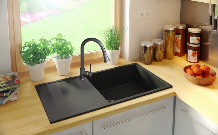 Küchenszene mit schwarzem Granitspülbecken und Wasserhahn
