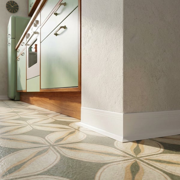 Küchenszene mit Sockelleisten, Fliesenboden und Küchenmöbeln