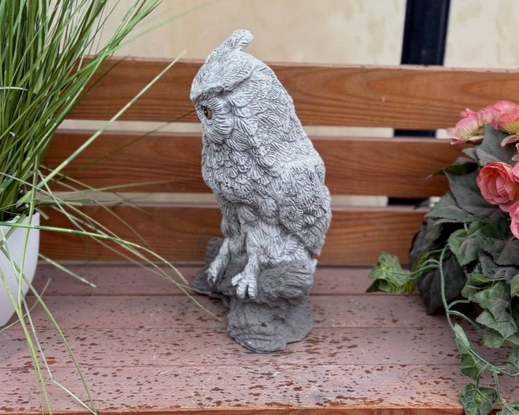 Gartenfigur Eule aus Steinguss, sitzend auf einem Ast, detailreiche Federstruktur.