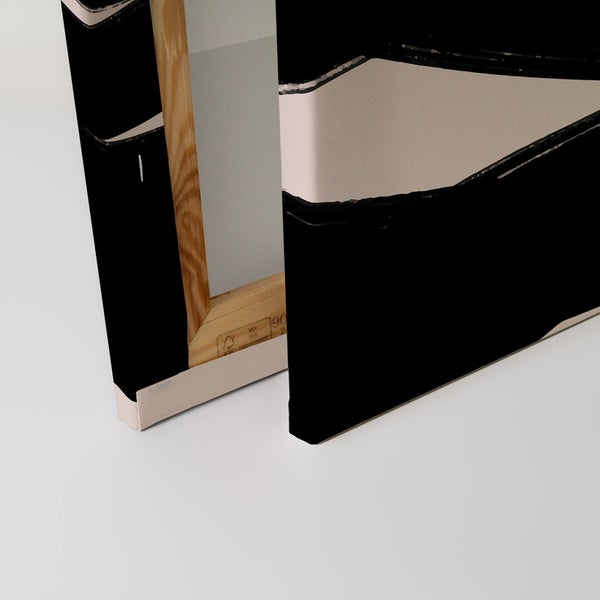 Detailansicht einer Leinwand mit abstrakten, schwarzen Farbflächen und einem Holzrahmen.