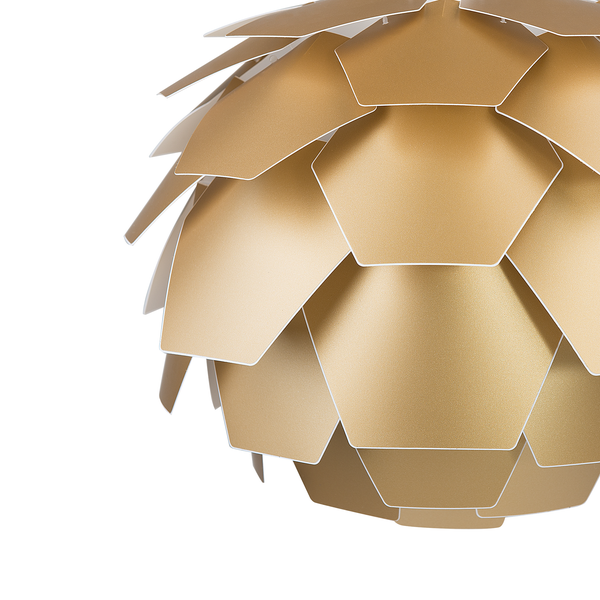 Goldene Hängelampe mit dekorativen Elementen