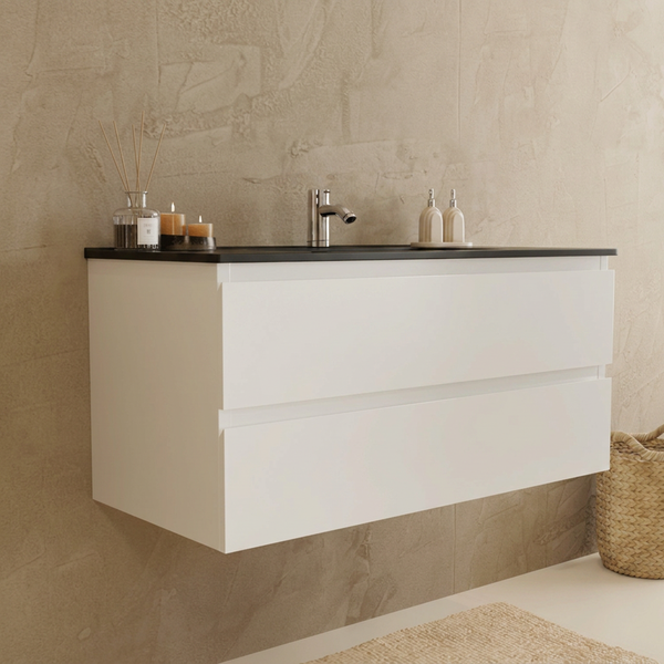 Wandhängender Waschtischunterschrank mit zwei Auszügen und dunkler Waschtischplatte in modernem Badezimmer.