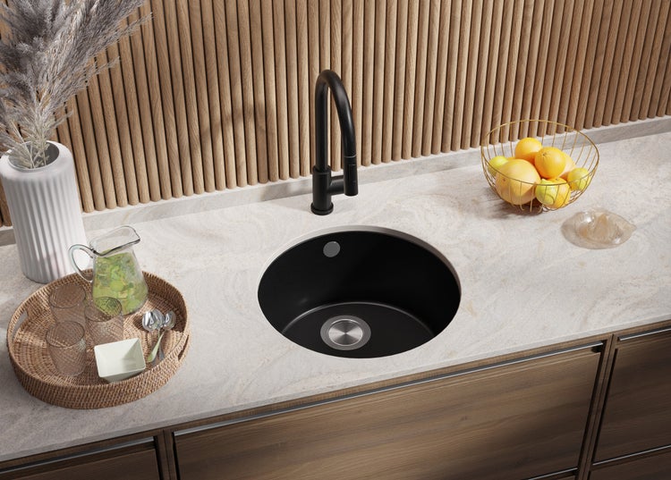 Küchenspüle mit Armatur auf einer Arbeitsplatte mit Spültisch