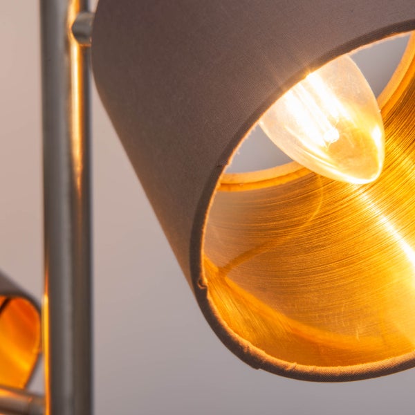 Detailansicht einer Stehlampe mit eingeschalteter Glühbirne