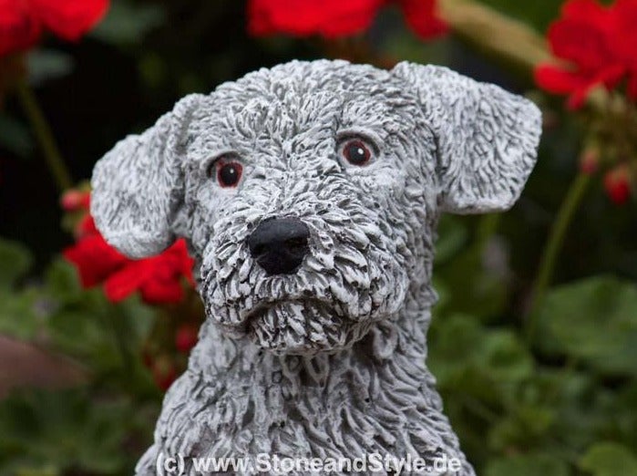 Steinfigur Hund aus witterungsbeständigem Steinguss als dekorative Gartenfigur.