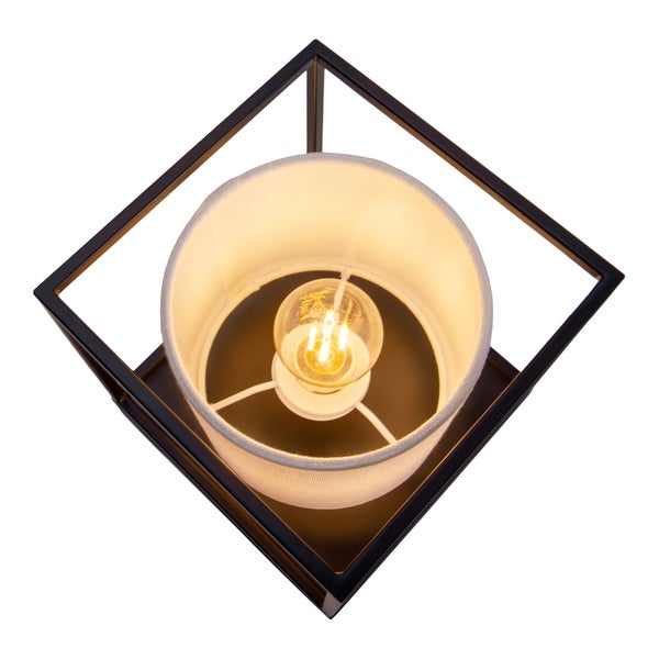 Dekoratives Sideboard mit Keramik, Kerzenhalter und Kunstwerk für den Wohnbereich.