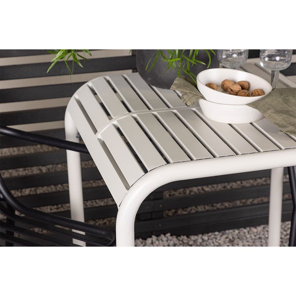 Gartentisch mit Stahlgestell und Nüssen in einer Schale