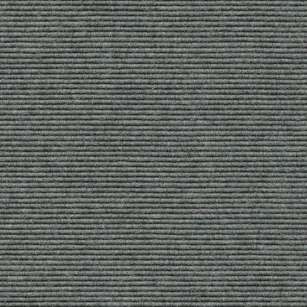 Grauer Nadelfilz-Teppichboden mit Rippenstruktur.