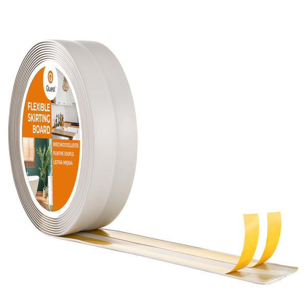 Eine Rolle mit flexibler Weichsockelleiste von Quest mit selbstklebender Rückseite.