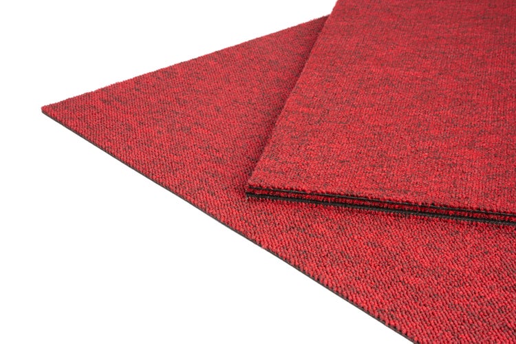Rote Teppichfliesen mit strukturierter Oberfläche und schwarzer Rückseite.