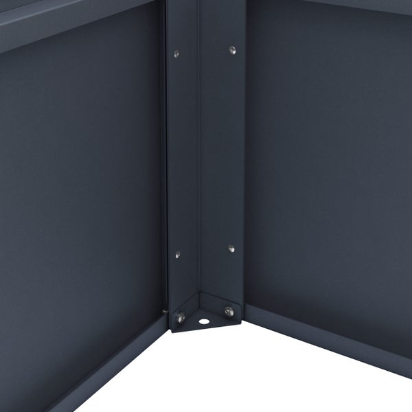 Detailansicht einer Eckverbindung aus Metall mit Verschraubungen und stabilisierendem Winkelstück.