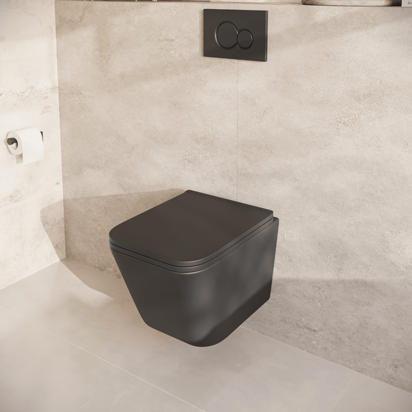 Wandhängendes WC in modernem Design mit passendem Betätigungsplatte vor einer beigen Fliesenwand im Badezimmer.