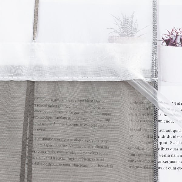 Detailaufnahme eines Vorhangs mit Textmuster
