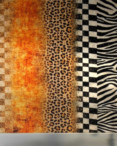 Teppich mit Mustern aus Leopard-Print, Zebra-Print, Schachbrettmuster und melierter Textur.