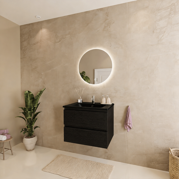 Modernes Badezimmer mit wandhängendem Waschtisch in Holzoptik, rundem LED Spiegel und strukturierter Wandgestaltung in einem warmen Ambiente.