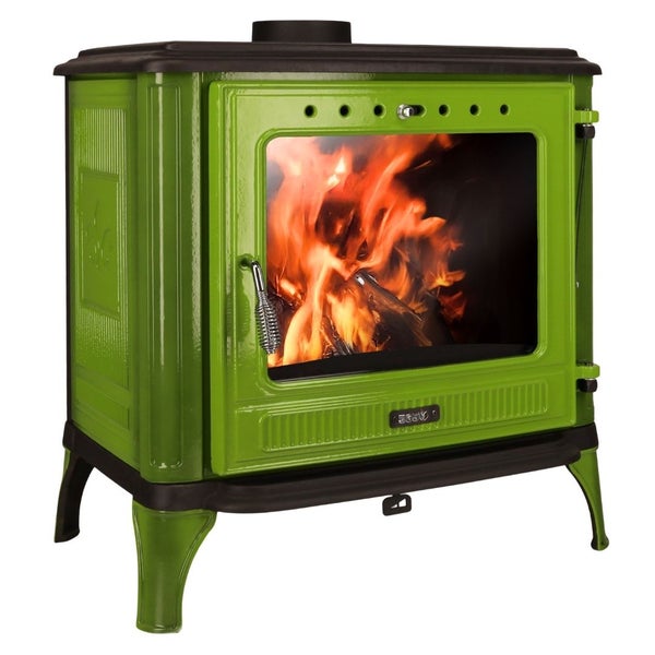 Grüner emaillierter Kaminofen aus Gusseisen mit Sichtscheibe und brennendem Holzfeuer.