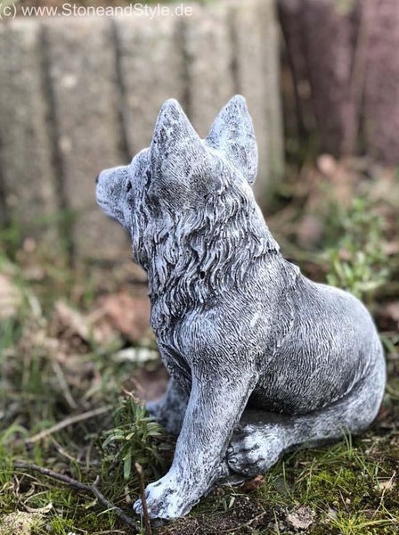 Steinfigur Wolfjunges sitzend als Gartendekoration aus Steinguss für den Außenbereich