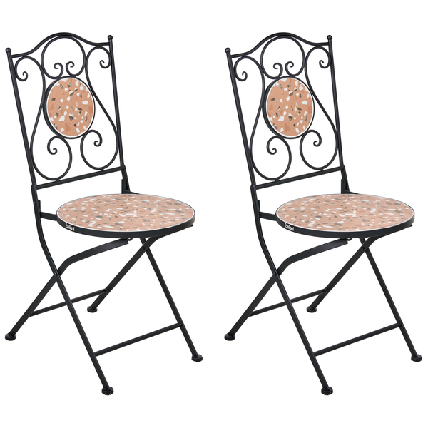 Zwei schwarze Klappstühle mit Terrazzo-Muster für den Garten.