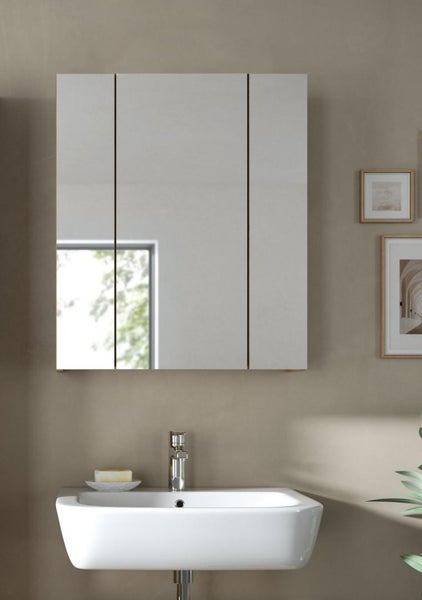 Spiegelschrank mit drei Türen über Waschbecken im Badezimmer