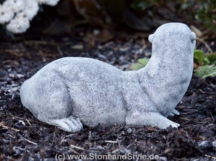 Steinfigur Otter für den Garten aus Steinguss für eine dekorative Außenbereichsgestaltung.