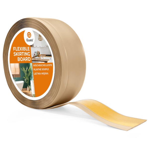 Eine Rolle selbstklebende, flexible Weichsockelleiste der Marke Quest in der Produktansicht.