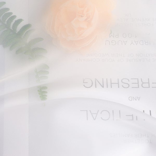 Dekorativer Stoff mit floralen Elementen und Schriftzug