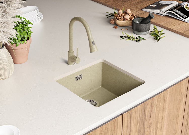 Küchenspüle mit Wasserhahn in einer hellen Küche