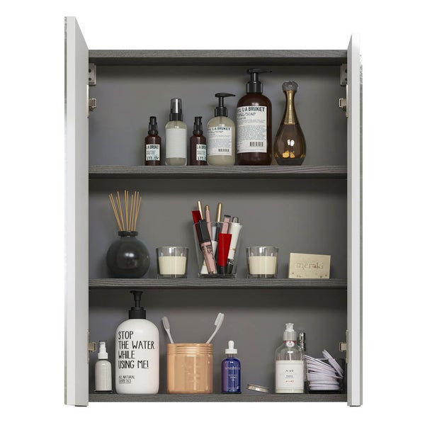 Offener Badezimmerschrank mit Kosmetikprodukten und Accessoires auf grauen Regalen