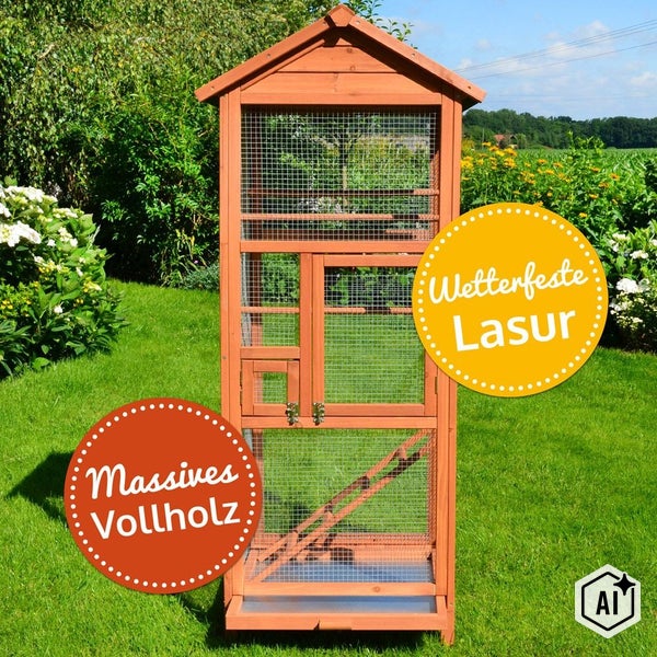 Hohe Vogelvoliere aus massivem Holz mit wetterfester Lasur und Gitter für den Außenbereich im Garten.