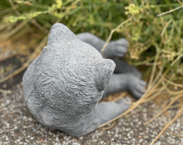 Steinfigur Katze für den Garten aus wetterfestem Material, liegende Katzenfigur als Gartendekoration.
