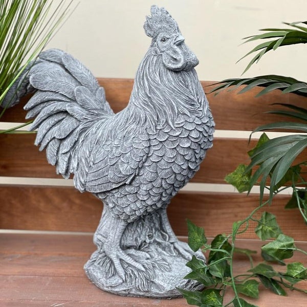 Steinfigur Hahn für den Garten aus wetterfestem Material, detaillierte Darstellung eines stehenden Hahns