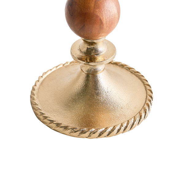 Detailansicht eines Kerzenständers aus Holz und Metall