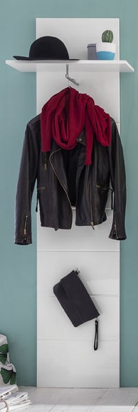 Weiße Wandgarderobe mit Ablage, Kleiderstange und Haken, bestückt mit Jacke, Schal und Hut an einer blaugrünen Wand.