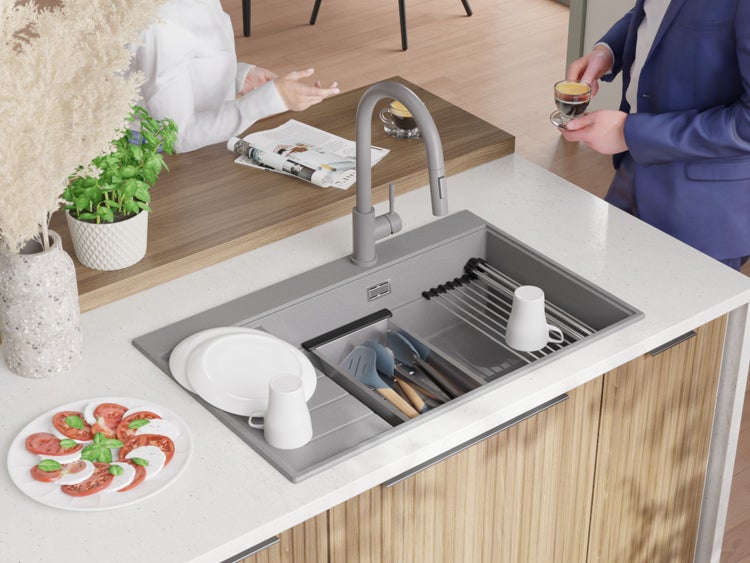 Küchenszene mit Spüle, Armatur und Geschirr