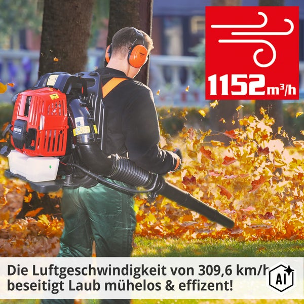 Person mit rückentragbarem Laubbläser bei der Gartenarbeit, Luftvolumen 1152 Kubikmeter pro Stunde und Luftgeschwindigkeit 309,6 Kilometer pro Stunde.
