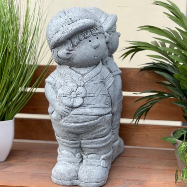 Gartenfigur aus Stein in Form eines Kindes mit Blume, geeignet als Dekoration für den Außenbereich