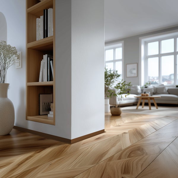 Heller Wohnraum mit Holzboden und Bücherregal