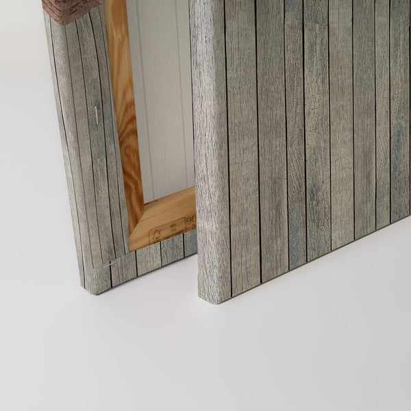 Nahaufnahme einer Leinwand mit Holzplanken-Motiv und Holzrahmen