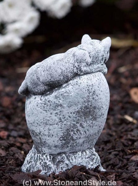 Gartenfigur Katze liegend auf einem Stein aus Steinguss für die Gartendekoration
