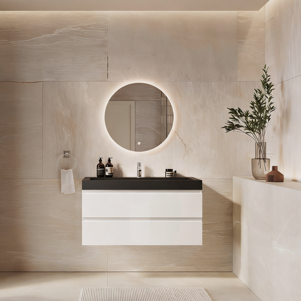 Modernes Badezimmer mit hängendem Waschbeckenunterschrank, beleuchtetem Rundspiegel und wandmontierter Armatur vor texturierten Steinfliesen.