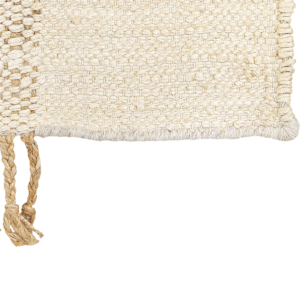 Moderner Wohnraum mit naturfarbenem Jute-Teppich, hellem Sideboard mit Rattantüren und weißen Bouclé-Sesseln auf dunklem Boden.