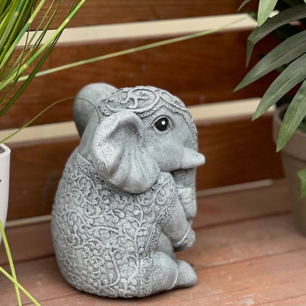 Dekorative Elefantenfigur für den Garten aus wetterfestem Stein mit detaillierter Ornamentverzierung