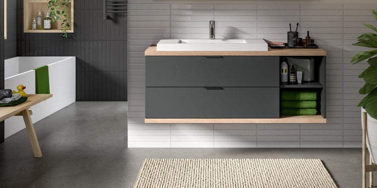 Modernes Badezimmer mit Waschbeckenunterschrank, Spiegel und Accessoires.