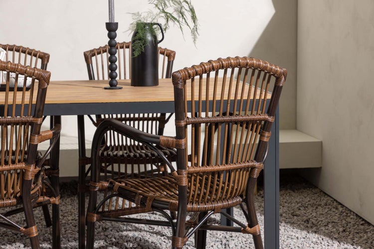 Esstisch mit Rattan Stühlen im Aussenbereich