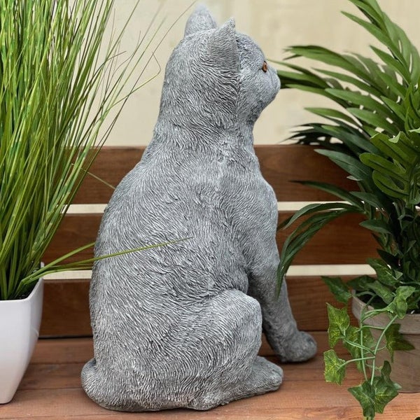 Dekorative Katzenfigur aus Stein in sitzender Position, geeignet als Gartenfigur oder für den Innenbereich.