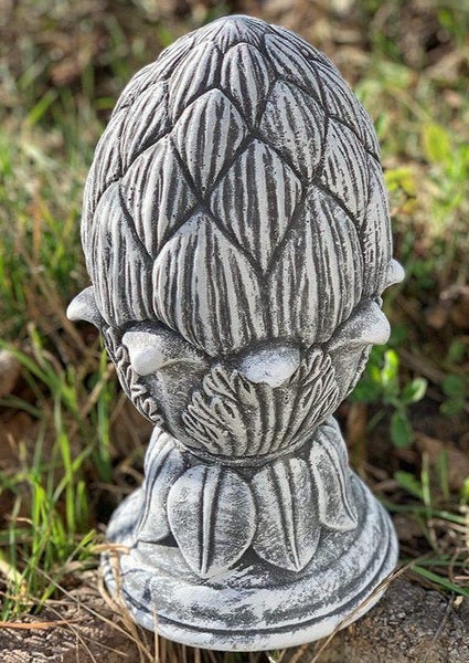 Gartenfigur Pinienzapfen aus Steinguss zur Gartendekoration.