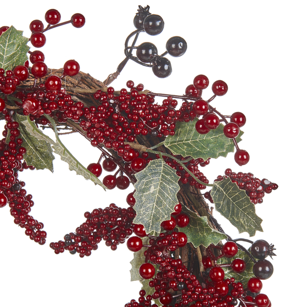 Dekorativer Kranz mit roten und dunklen Beeren sowie grünen Blättern.